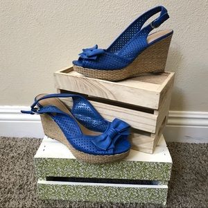 APT 9 blue bow wedges